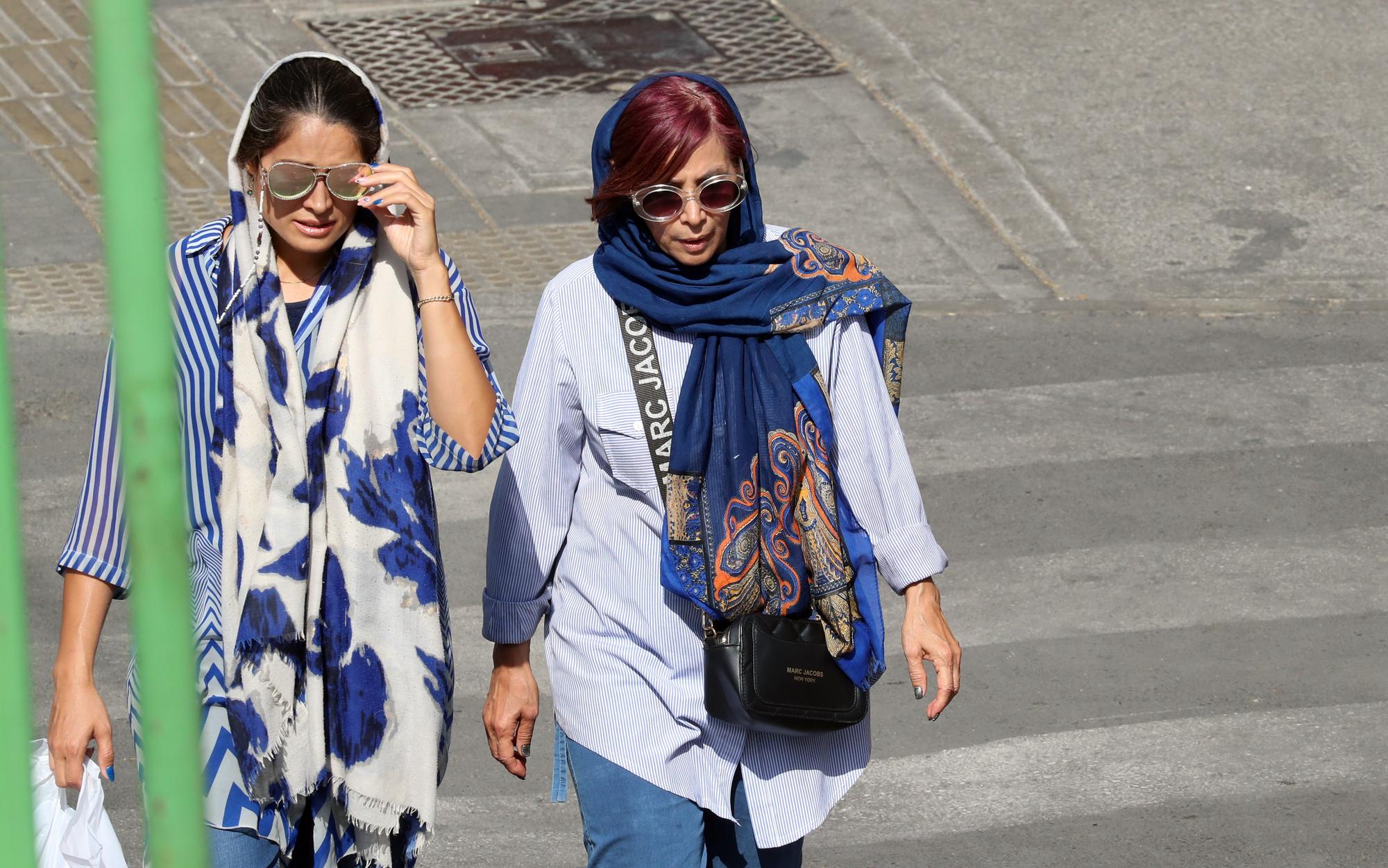 Dos mujeres caminan por una calle de Teherán, este lunes.