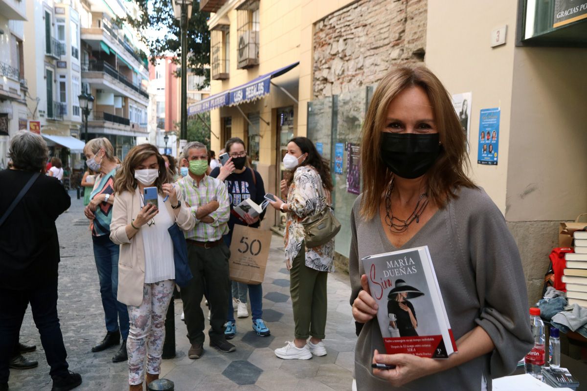 María Dueñas acude a Proteo para apoyar la librería