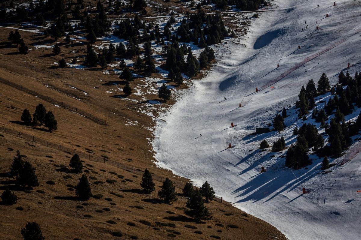 El aumento de las temperaturas significa que la gran mayoría de las estaciones de esquí del mundo ya dependen de la nieve artificial para aumentar la capa de nieve y prolongar la temporada, pero una racha récord de clima templado a fines de diciembre significa que incluso la nieve artificial ya no es posible en algunas áreas como en La Molina