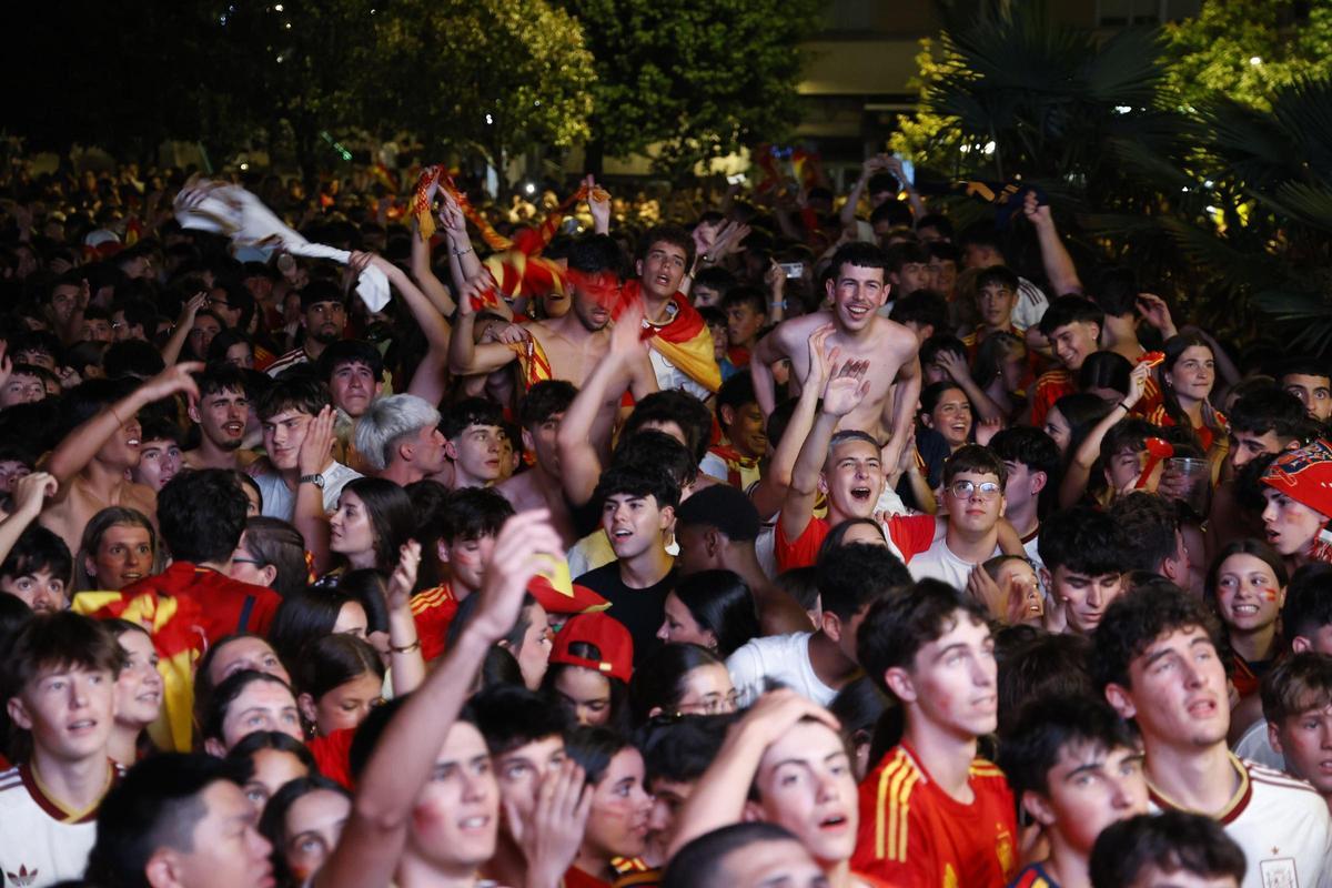 Los compostelanos vibran con La Roja