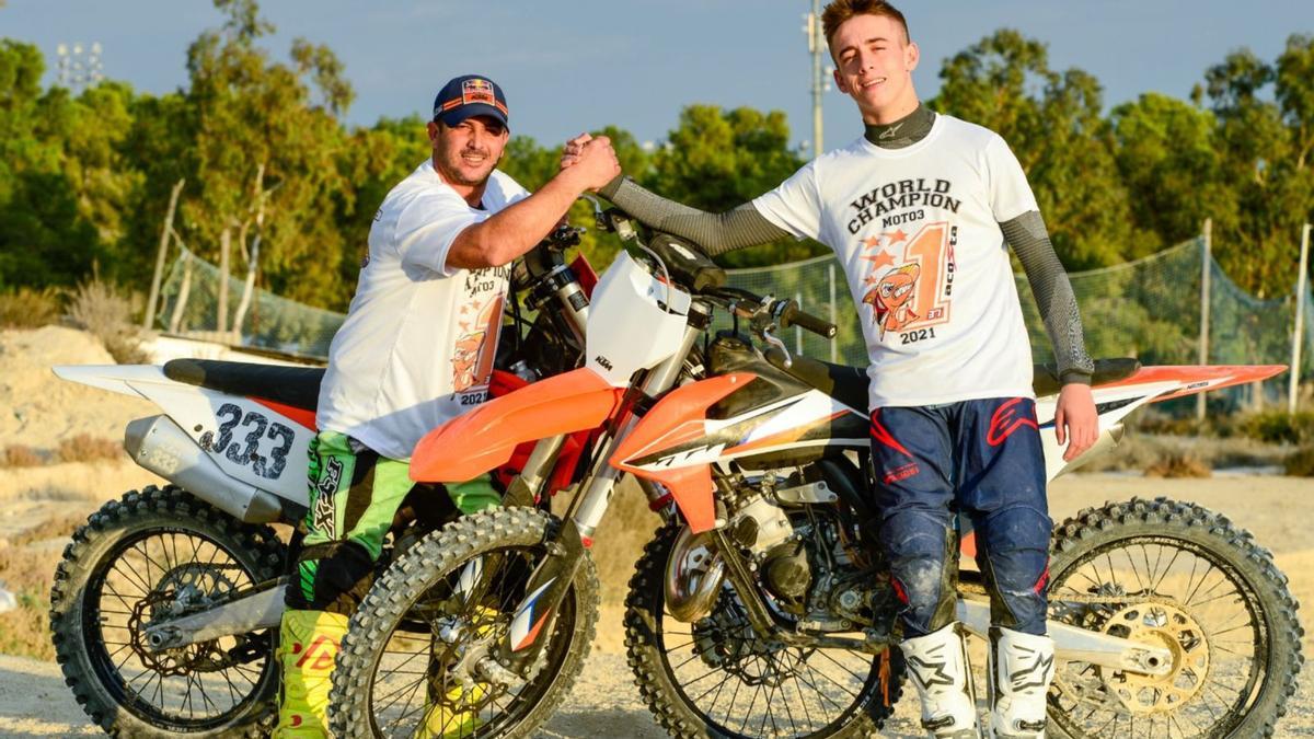 Pedro Acosta, ayer con su preparador, Paco Mármol, durante un descanso del entrenamiento de motocross que realizó en Mazarrón. | JUAN TRUJILLO