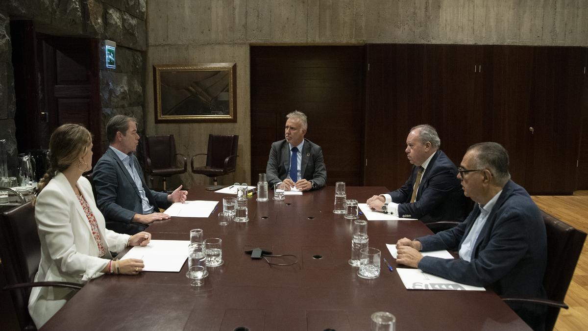 Reunión de Ángel Víctor Torres en la sede del Gobierno de Santa Cruz de Tenerife con Christoph y Cybell Kiessling.