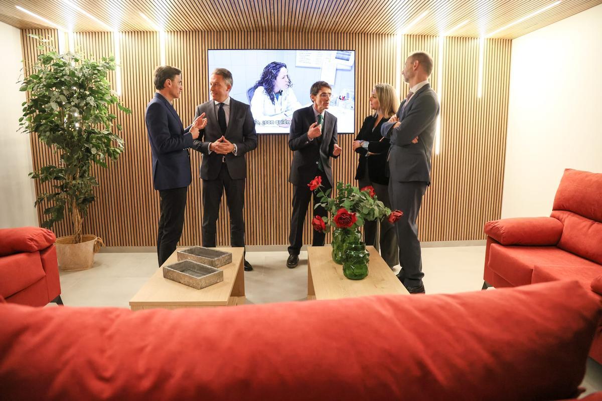 Las autoridades en uno de los espacios comunes de la residencia.