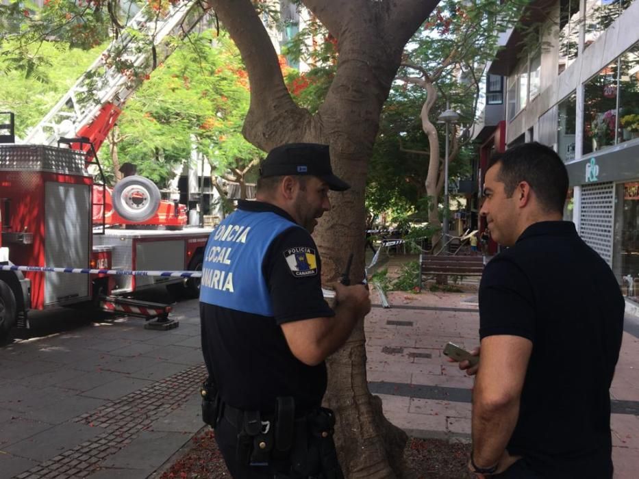 Heridos al caerse una cristalera de un balcón