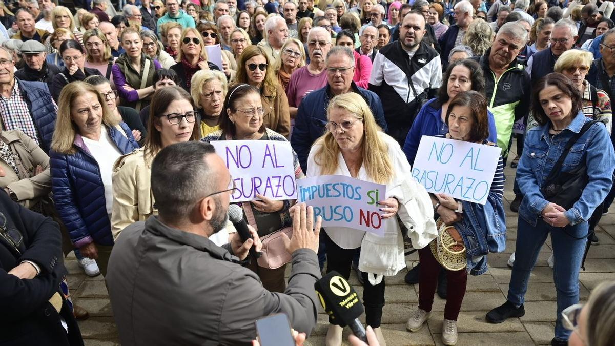 El alcalde de Vila-real, José Benlloch, decidió bajar a pie de calle para atender a las personas que participaron en una primera concentración con momentos tensos.