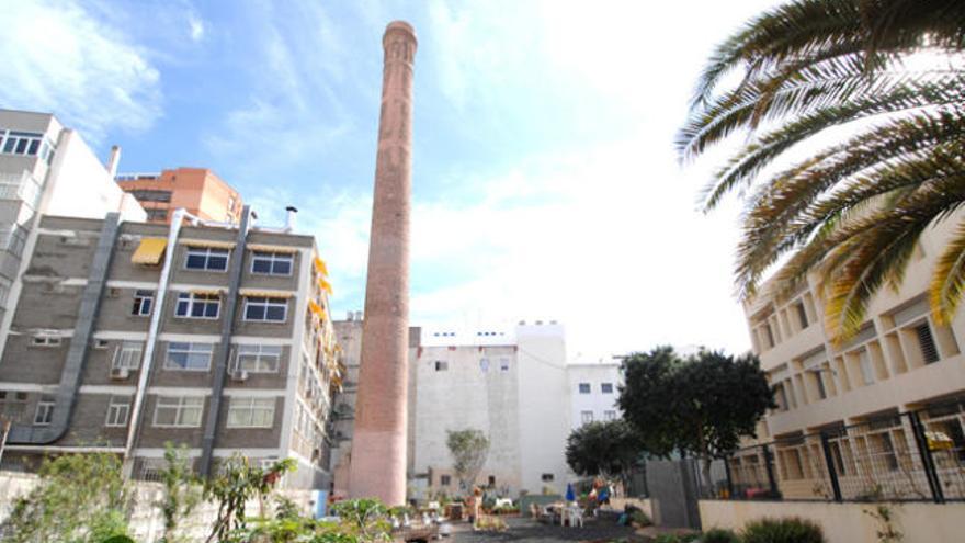 La chimenea de la industria de jabones actualmente, entre el colegio Aguadulce, a la derecha, y viviendas en el barrio de Arenales. | juan carlos castro