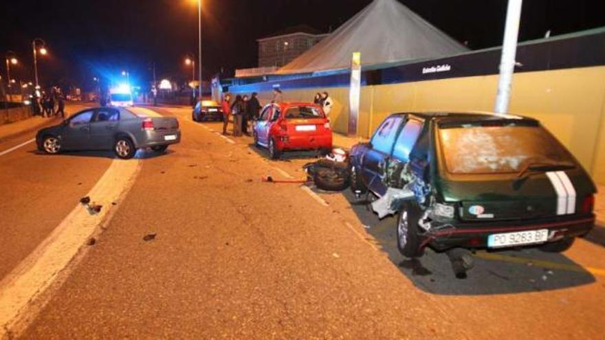 El coche causante del siniestro, junto a la moto y los dos turismos estacionados que sufrieron daños. // Nick