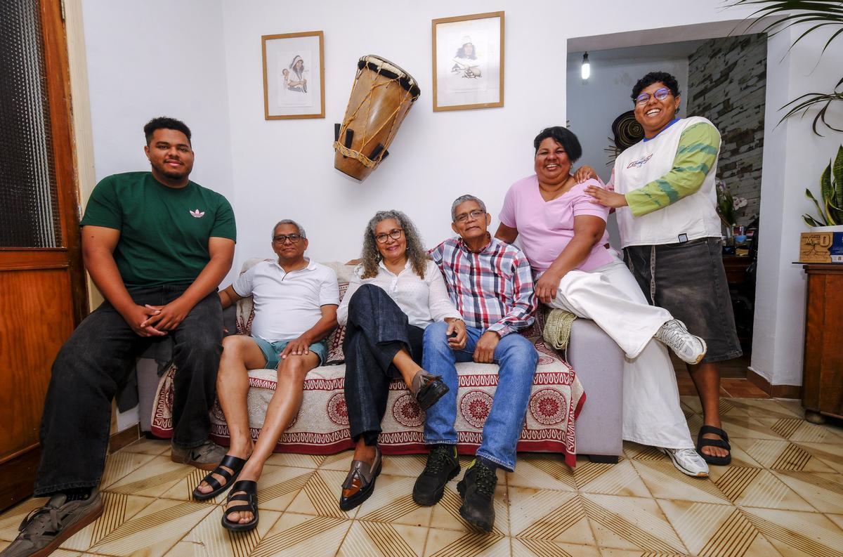 La familia Yáñez Bolaños en el salón de su casa en Gran Canaria.