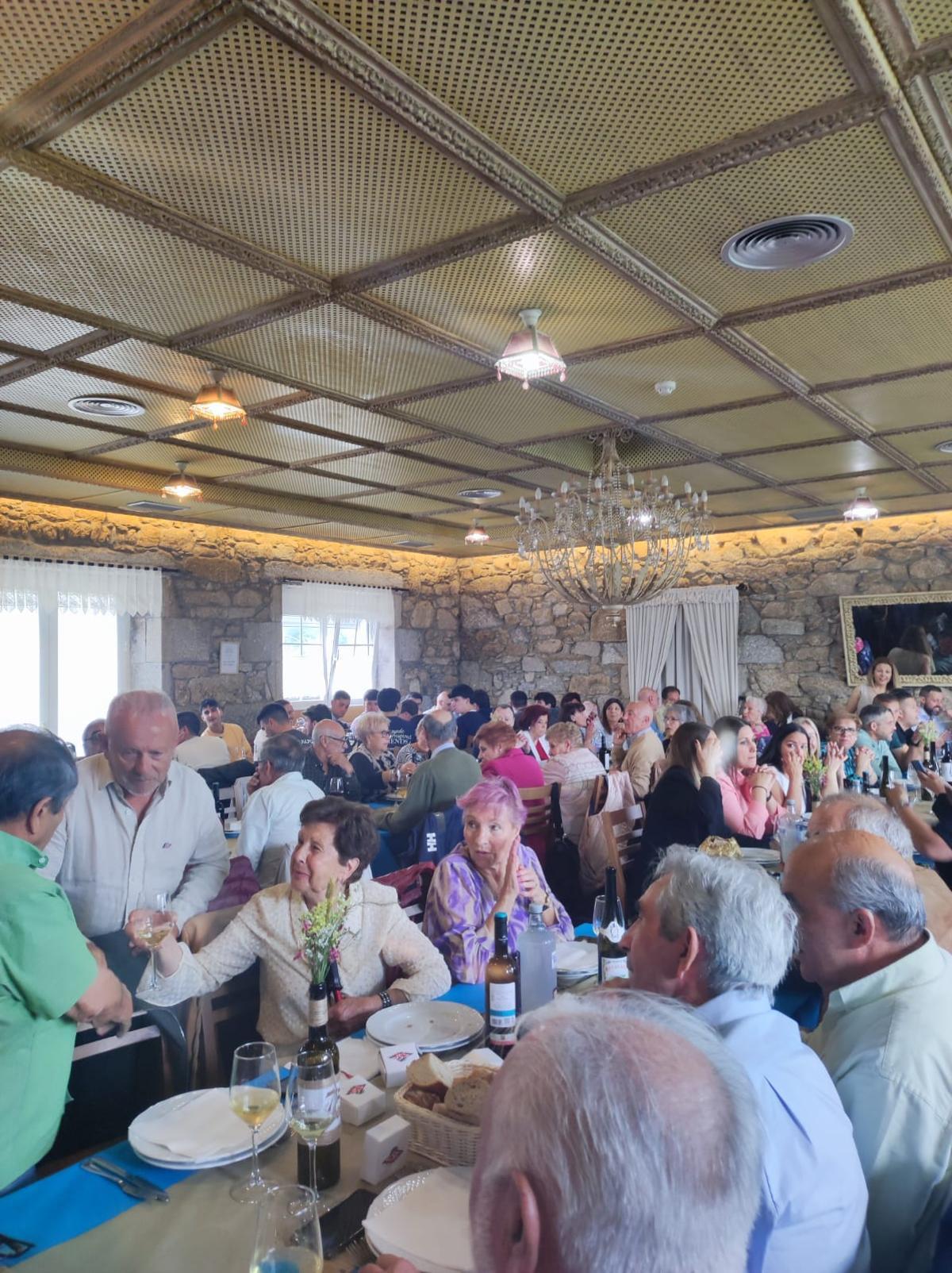 La posterior comida reunió a cerca de 230 comensales.