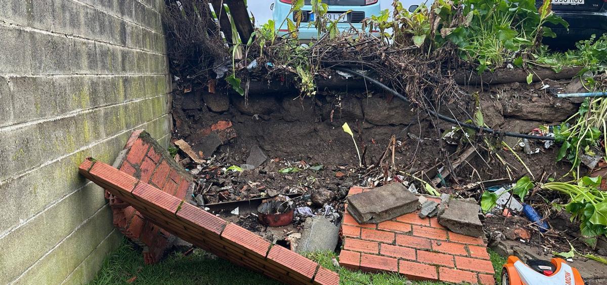 Muro que cayó sobre una finca privada en Altamira.