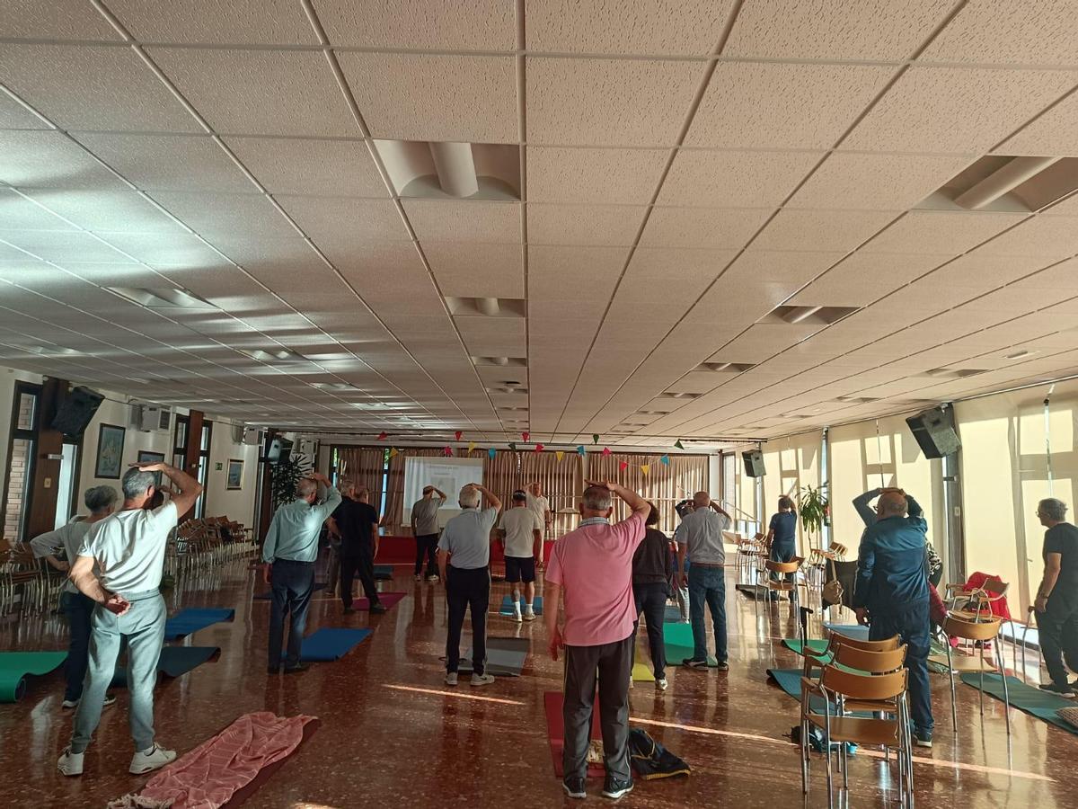 Usuarios de la asociación en un taller de estiramientos realizado recientemente.