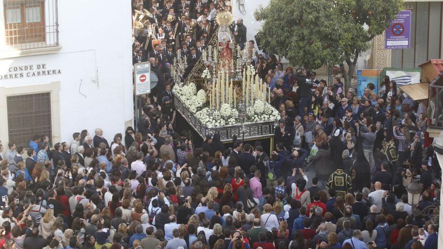 La Virgen de los Dolores en una tarde de Viernes Santo poco después de abandonar la plaza de Capuchinos.