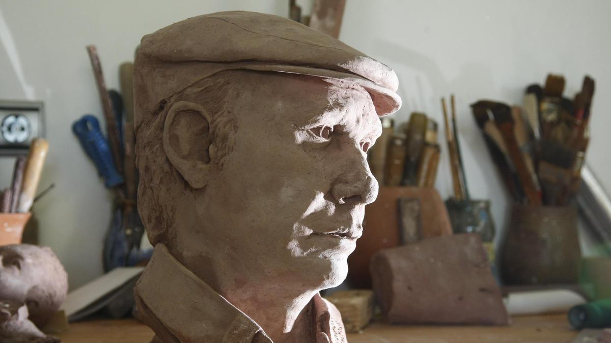Detalle de la escultura de Rabal que González Beltrán hizo para Murcia hace dos décadas.