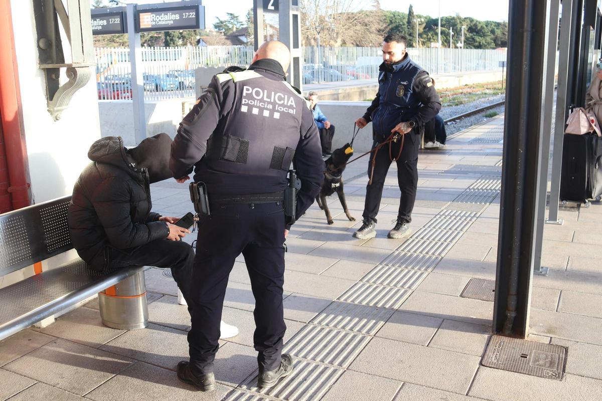 Un agent de la Policia Local de Blanes denuncia un home després que l'agent canina hagués detectat que portava substàncies estupefaents a l'estació de tren de Blanes