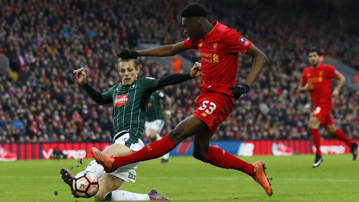 El jugador del Liverpool Oviemuno Ejaria dispara ante Oscar Threlkeld, del Plymouth.