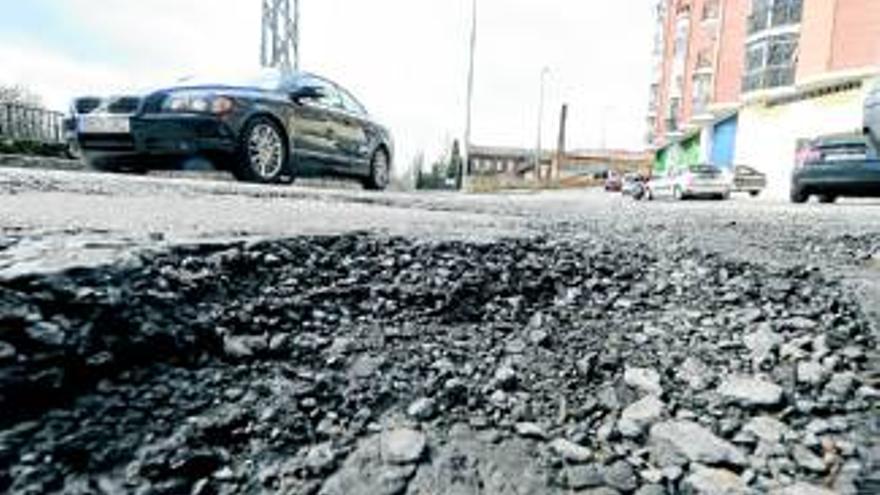 La persistente lluvia provoca decenas de baches en el asfalto de Plasencia