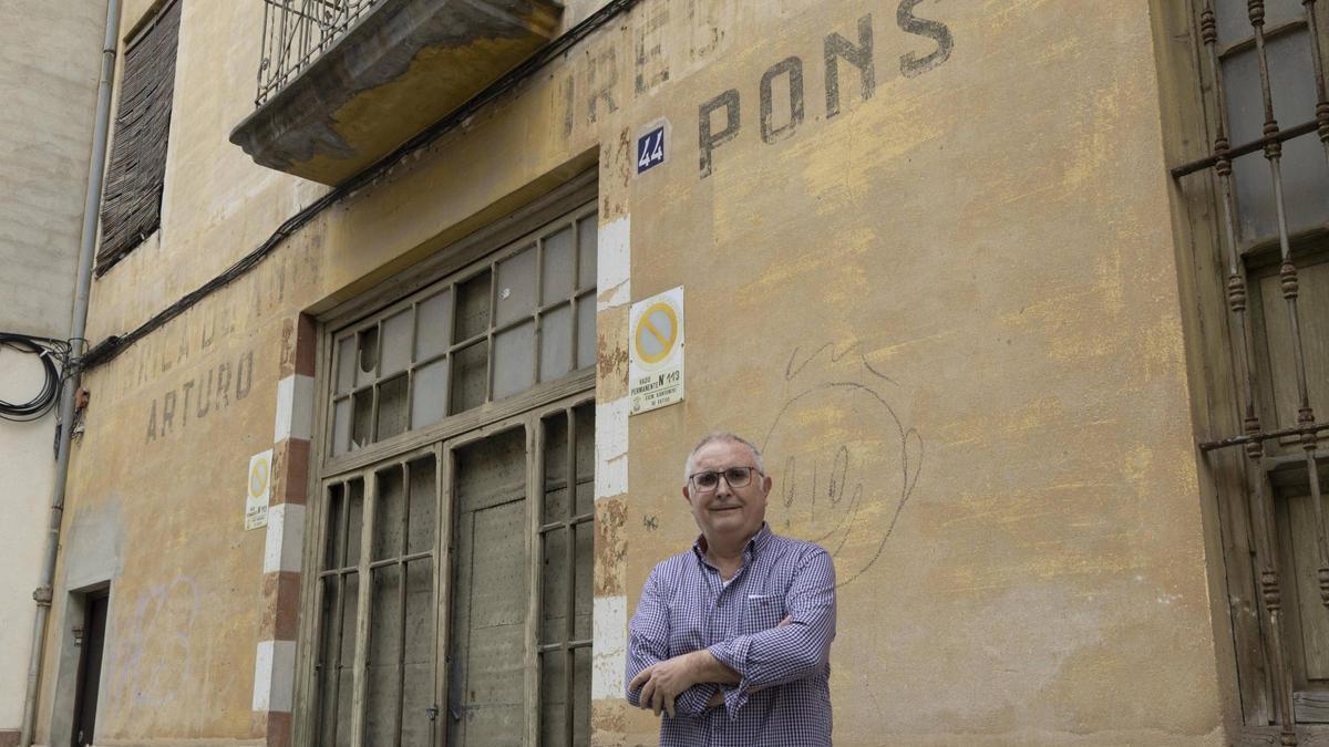 Pepe Sanchis, ante la fachada de la antigua destilería de Arturo Pons, en la calle Reina de Xàtiva.