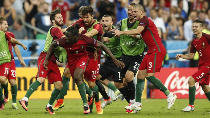 Els jugadors portuguesos celebren el gol d&#039;Eder