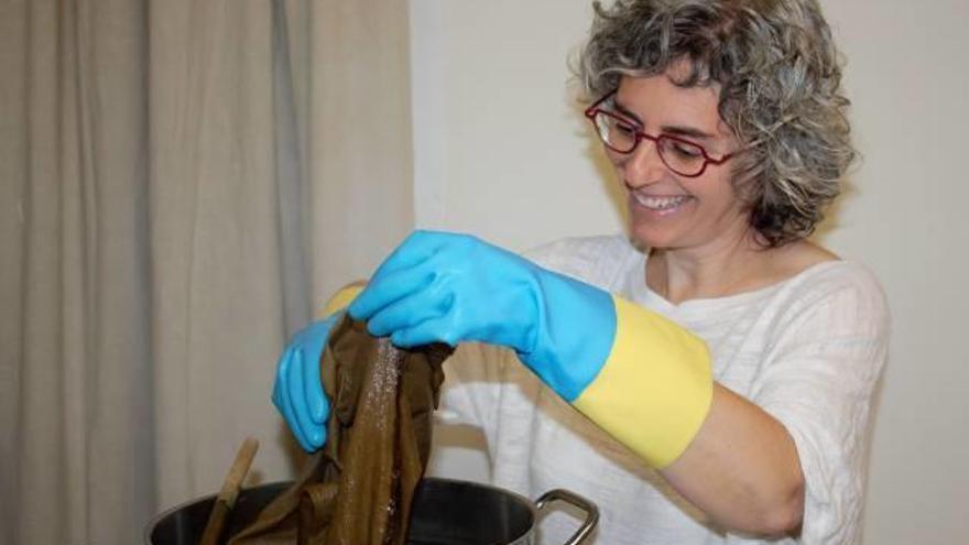 Roser Melero al taller on les petjades botàniques prenen forma