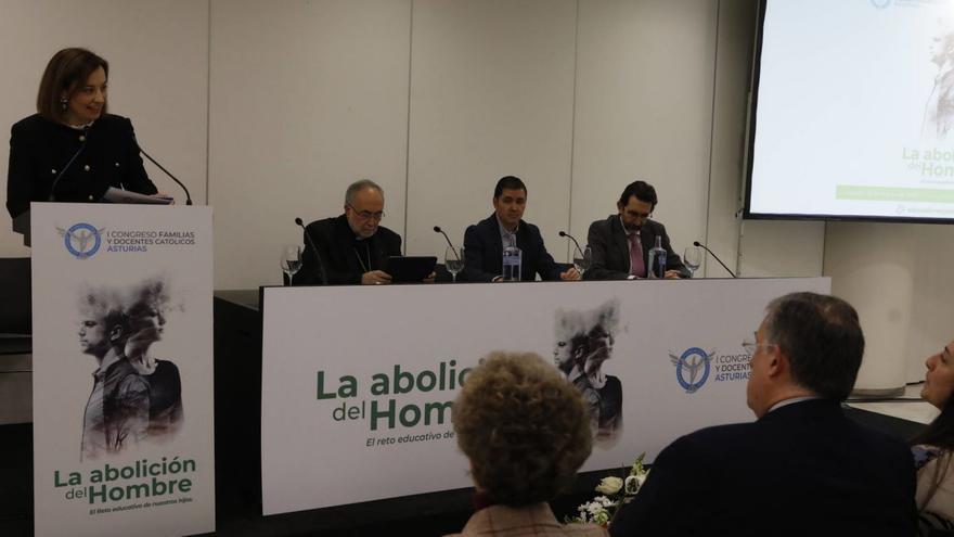 Anabel Llamas, presentadora; Jesús Sanz; Miguel Ángel Solís, y Juan Carlos Corvera, fundador y presidente de la Fundación, en Oviedo, al inicio del congreso.