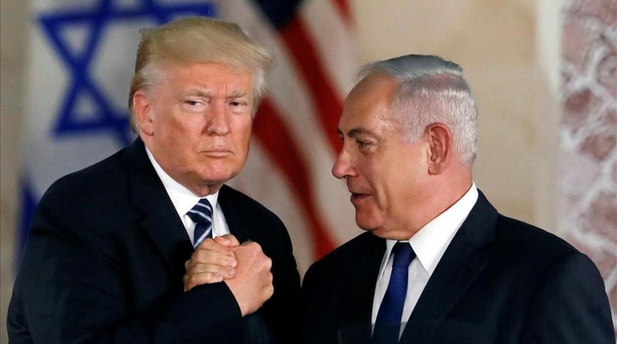 Trump y Netanyahu estrechan sus manos durante un encuentro en Jerusalén. Trump y Netanyahu estrechan sus manos durante un encuentro en Jerusalén.
