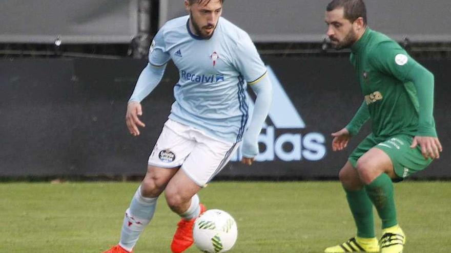 Joao conduce la pelota en el último partido del Celta B ante el en Racing de Ferrol en Barreiro. // José Lores