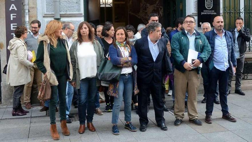 Concejales de todos los grupos y trabajadores municipales asistieron a la concentración. // R. Vázquez