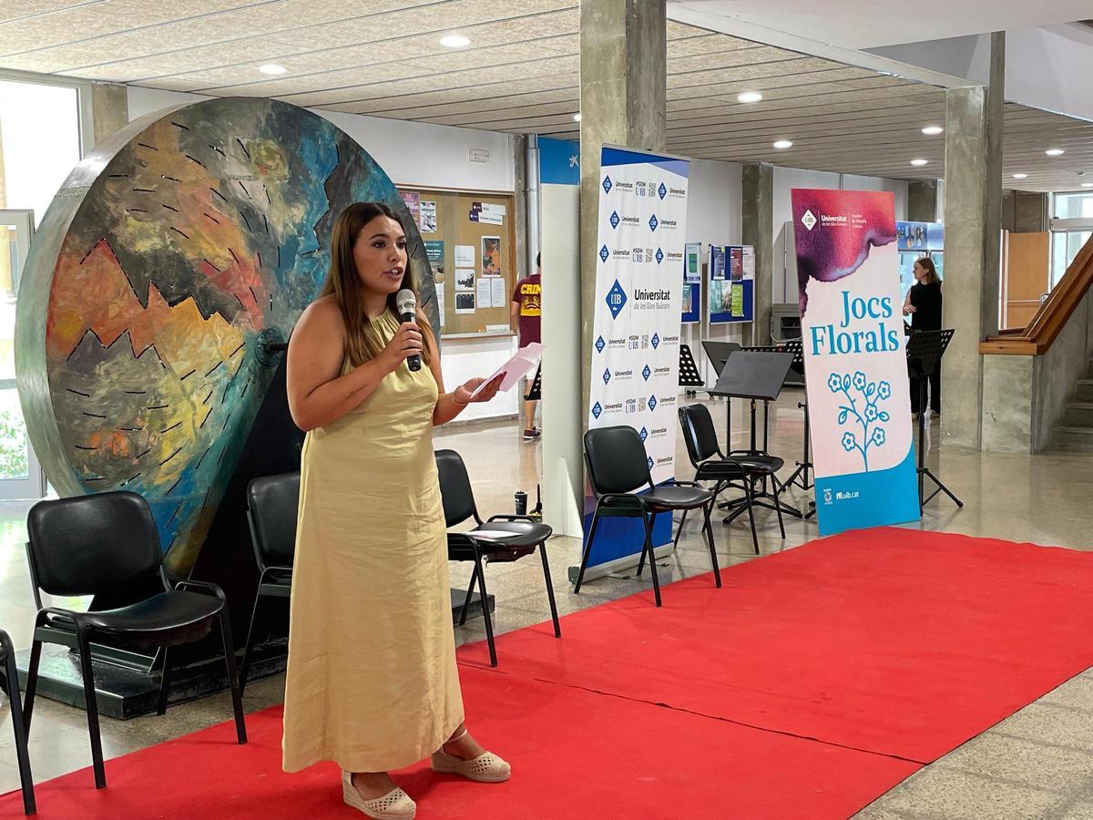 Imágenes del acto de entrega de premios de los II Jocs Florals de la Facultad de Filosofía y Letras