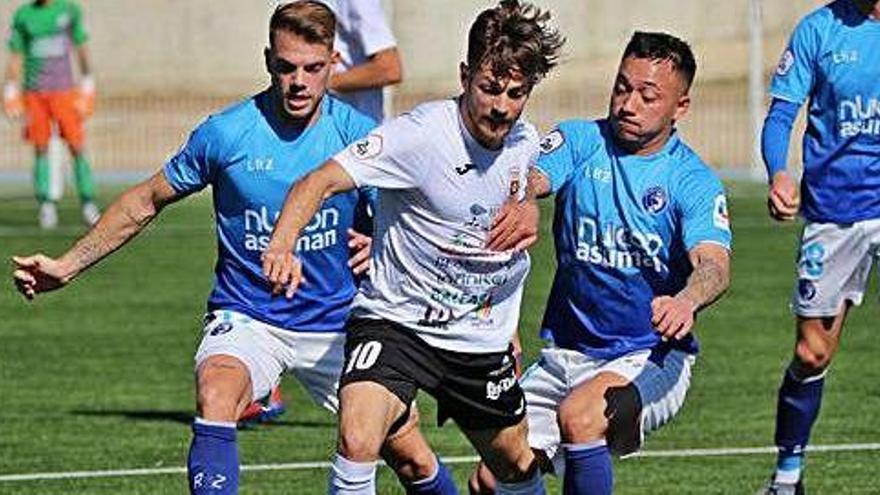 Pipo es presionado por dos defensas en el duelo de ayer entre Las Rozas y la Peña Deportiva en el polideportivo Dehesa de Navalcarbón.