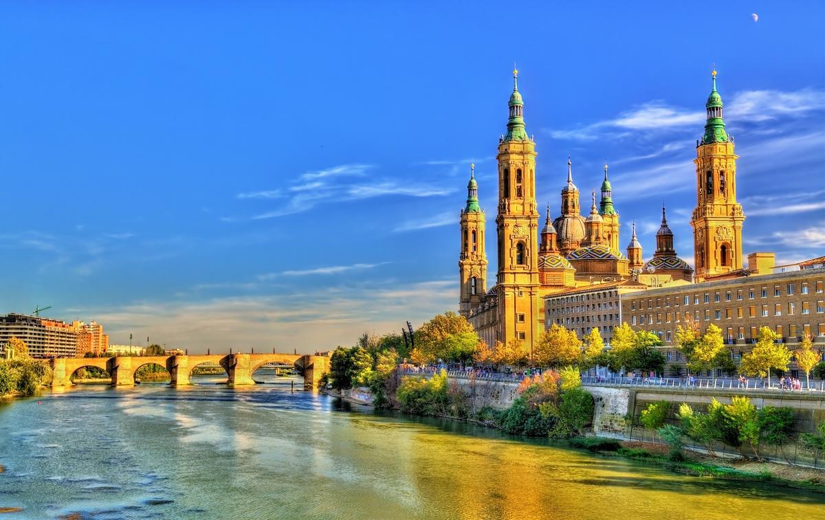 Vista de la Basílica del Pilar desde el río Ebro.