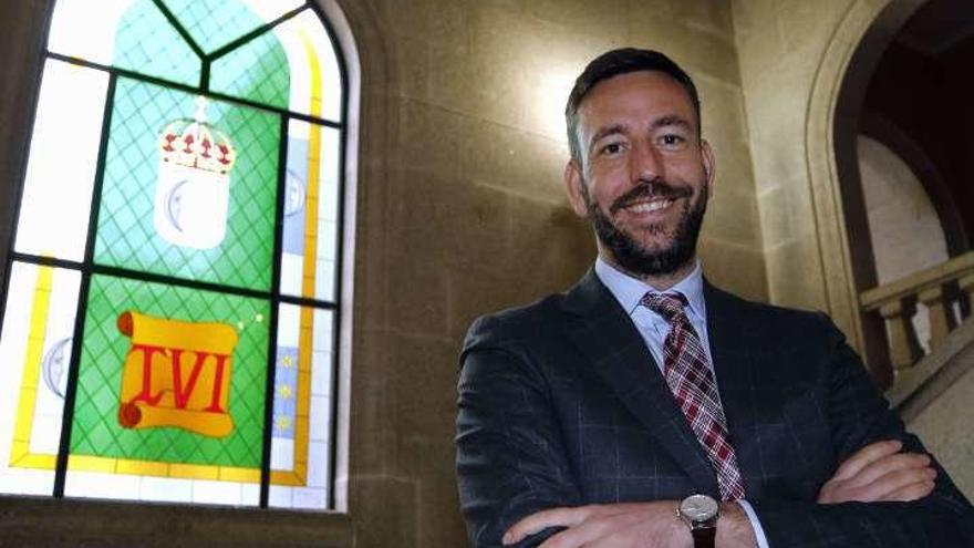 Carlos Vázquez Padín en las escaleras de acceso a la Alcaldía de Tui. // Alba Villar