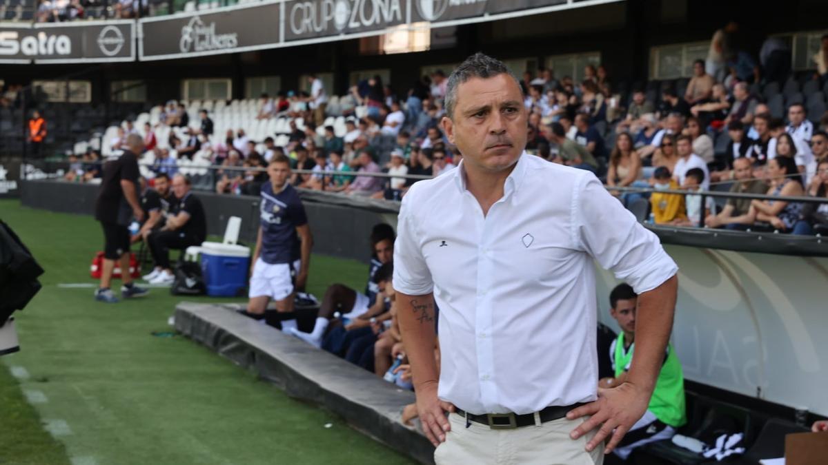 Sergi Escobar en el banquillo de Castalia durante el derbi ante el Villarreal B.