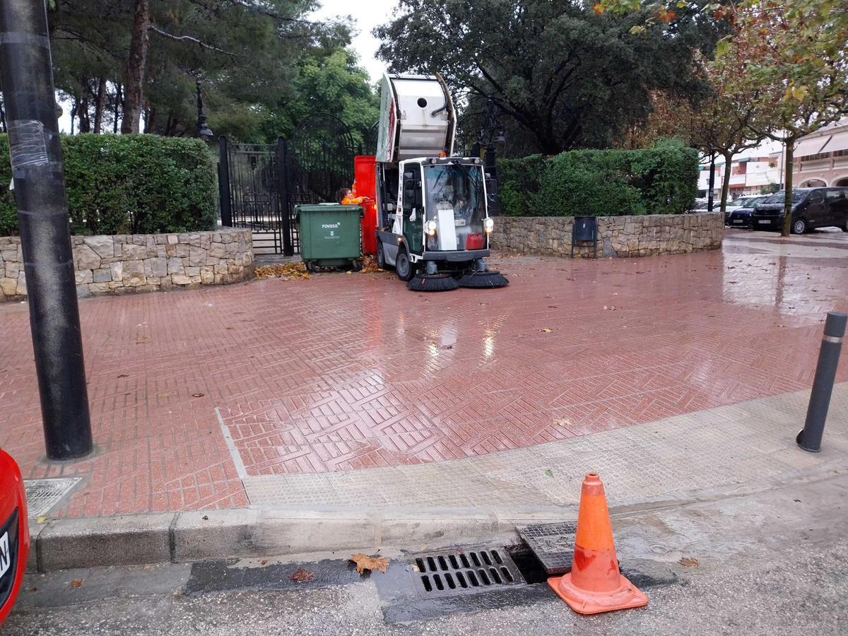 Operarios del servicio de limpieza retiran las hojas propias del otoño para evitar obstruyan los desagües, este domingo, con el parque de l'Alquenència cerrado al público.