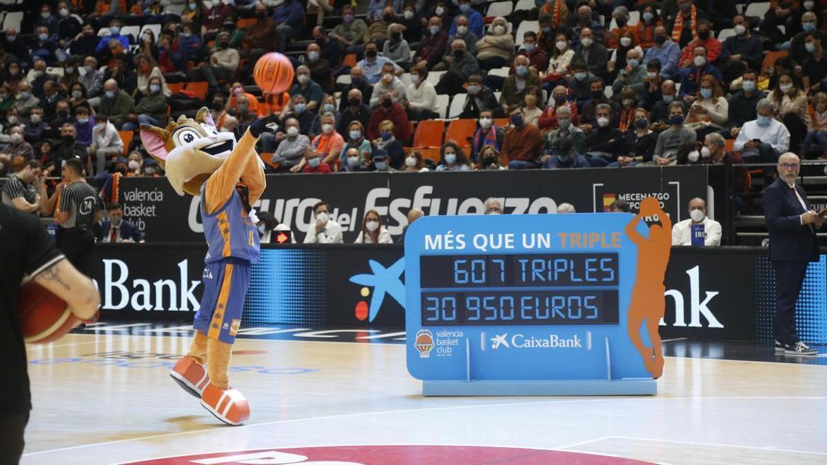 Las mascotas Pam y Maxi, protagonistas en los triples desde el centro del campo