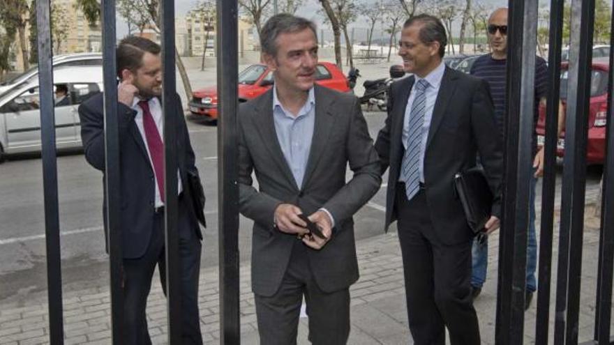 El presidente del Hércules Jesús García Pitarch, ayer, entrando en las oficinas del Rico Pérez, donde a las 10.00 se celebró la reunión del consejo de administración.