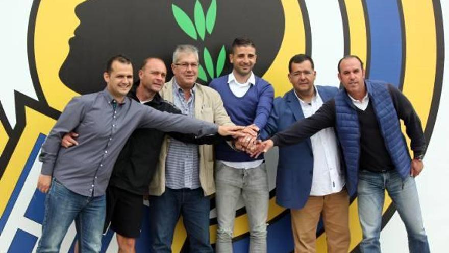 Representantes del Hércules San Vicente posan con los del Hércules Club de Fútbol.