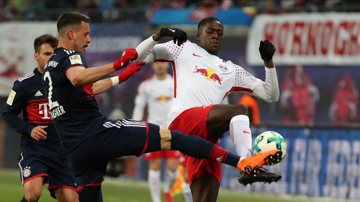 Sandro Wagner pelea por un balón con un rival.