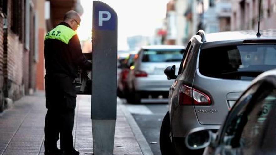 Un trabajador de ParkControl supervisa la zona azul en Benidorm.