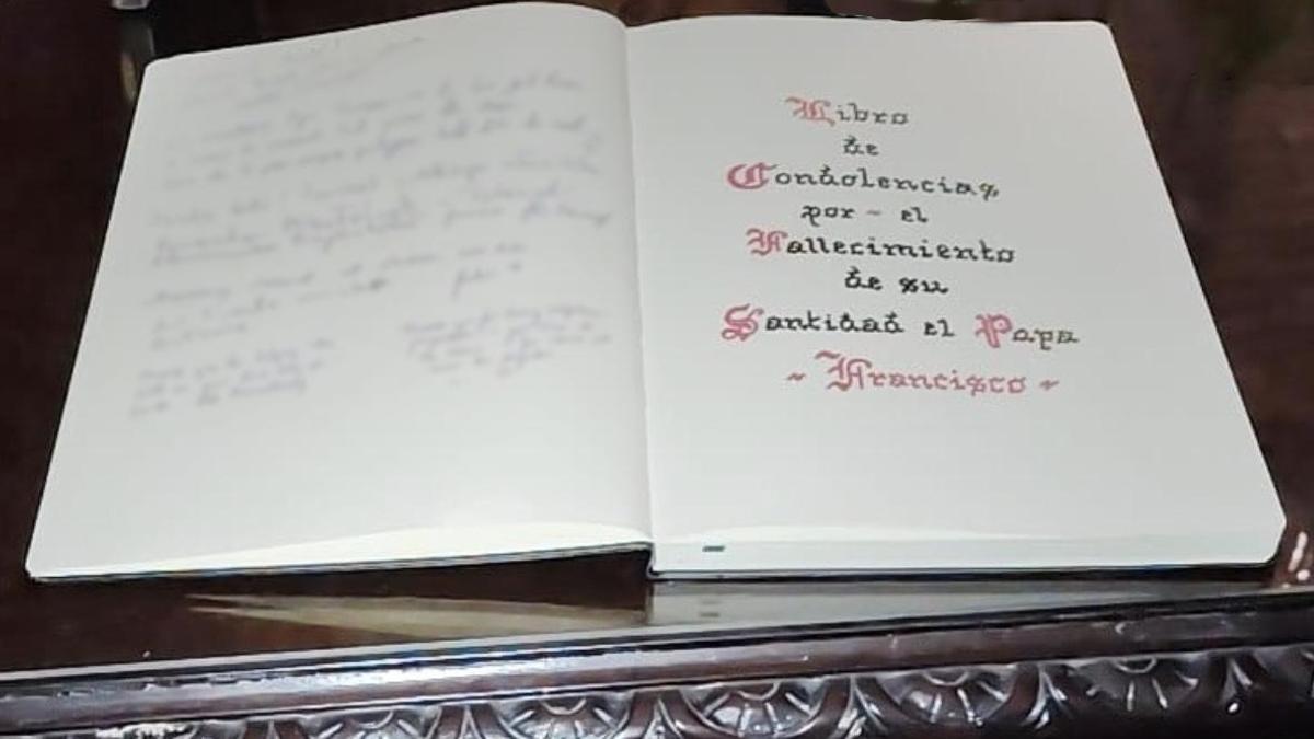 NoticiaPapa Francisco Los malagueños podrán dejar sus condolencias en el libro de firmas que ha abierto la Catedral Libro de condolencias por la muerte del papa Francisco en la sacristía de la Catedral