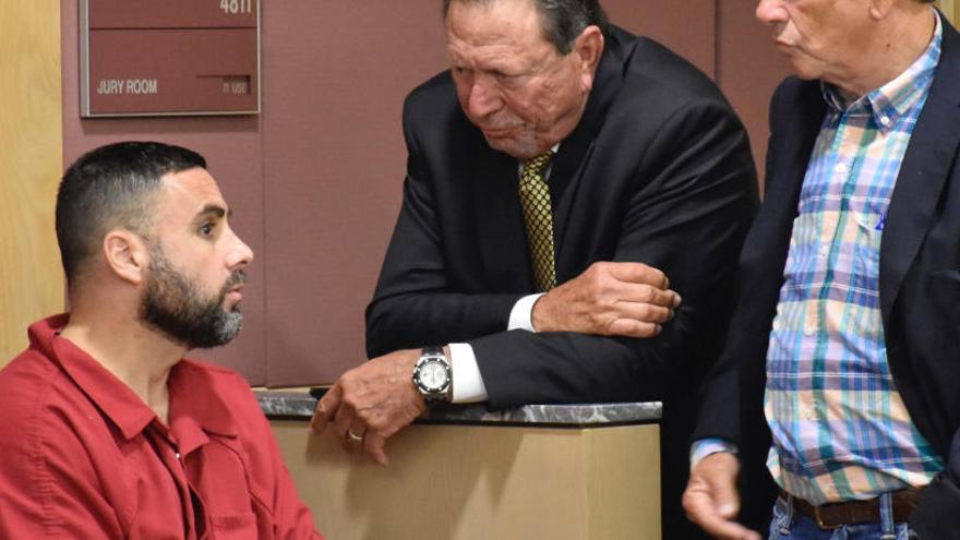 Pablo Ibar habla con su abogado en una audiencia de 2016.