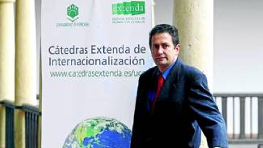 Fernando Fuentes  DIRECTOR DEL MASTER EN COMERCIO EXTERIOR : &quot;En la internacionalización de las empresas hay todavía futuro&quot;