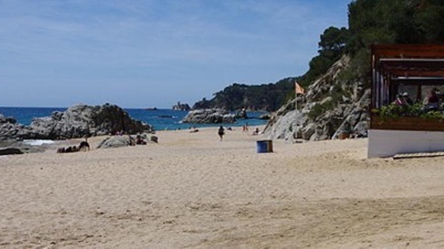 Els visitants de la platja de la Boadella poden gaudir del jardí noucentista de Santa Clotilde.