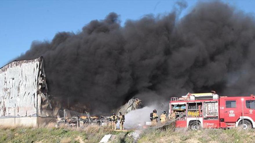 Un incendio destruye una empresa logística en el polígono San Miguel