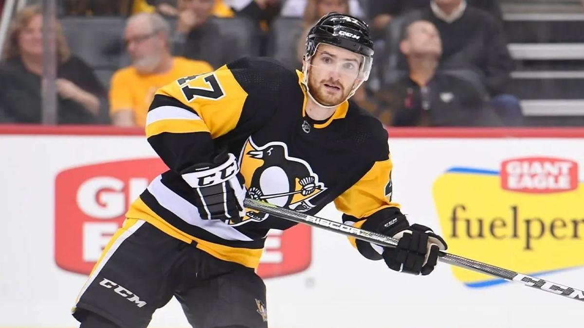 Adam Johnson durante un partido de la NHL