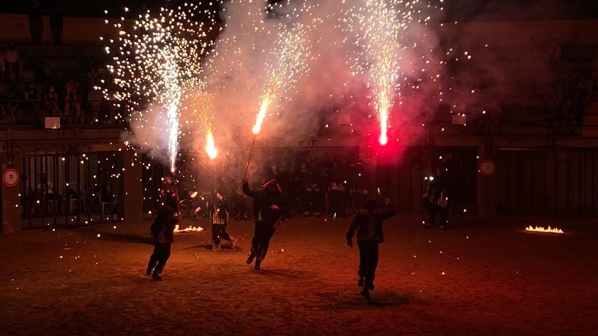 Un espectáculo de &#039;correfocs&#039; fue una de las propuestas de estos días en la localidad costera.