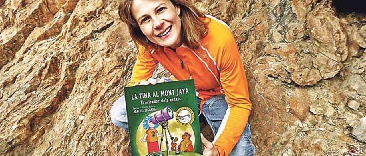 Araceli Segarra, amb el seu llibre per als al·lots.