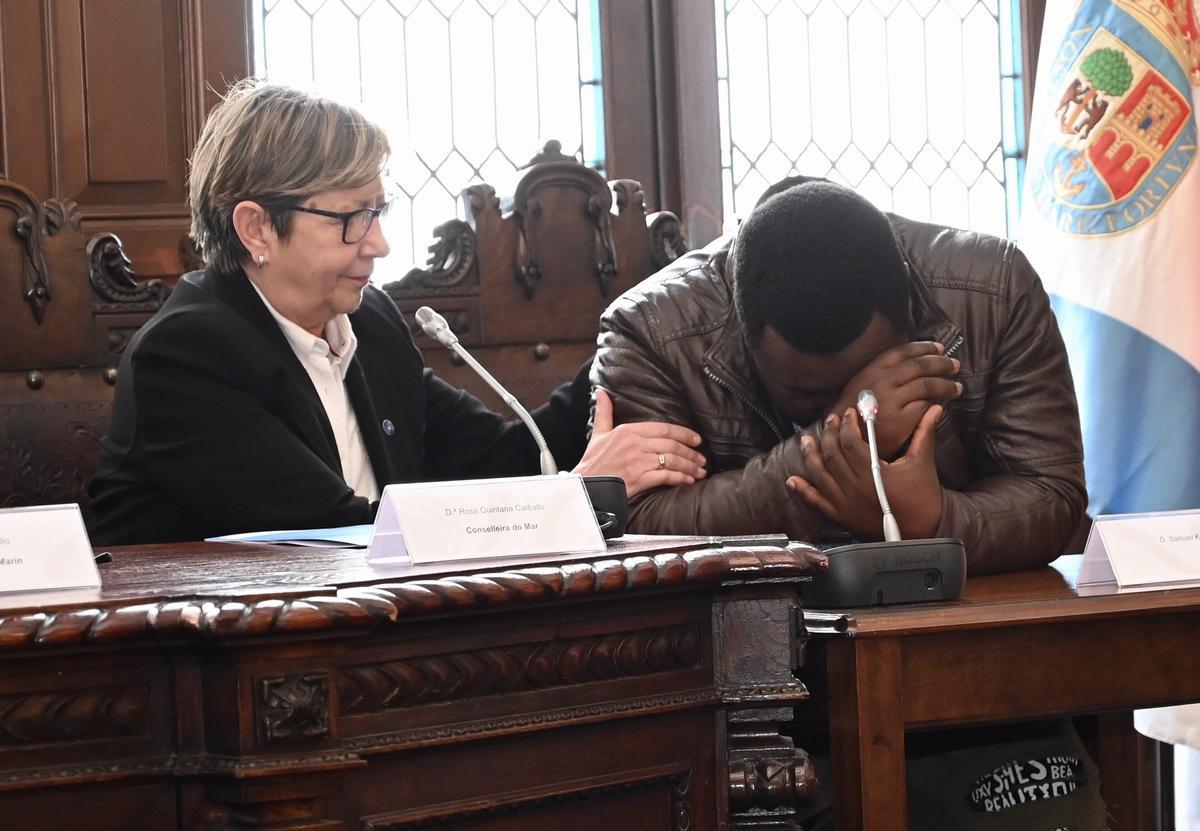 Samuel Kwesi recibe el consuelo de la conselleira do Mar.