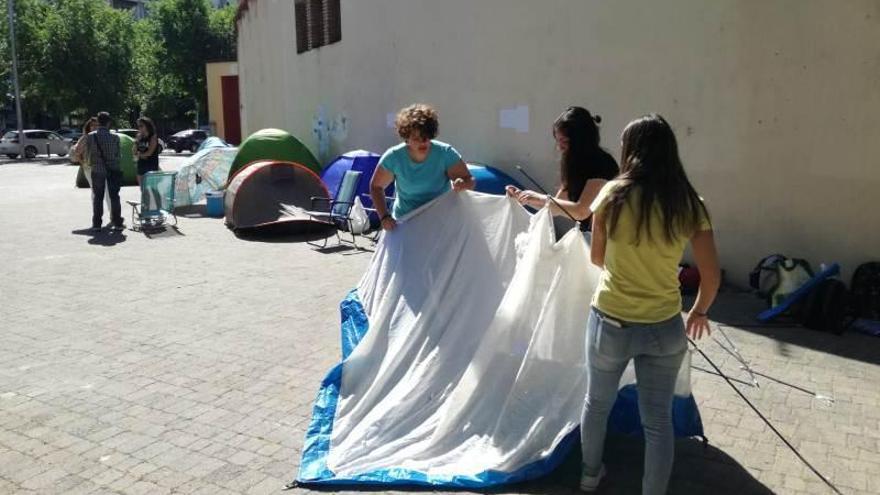 Numerosas fans de Pablo Alborán acampan en la plaza de toros