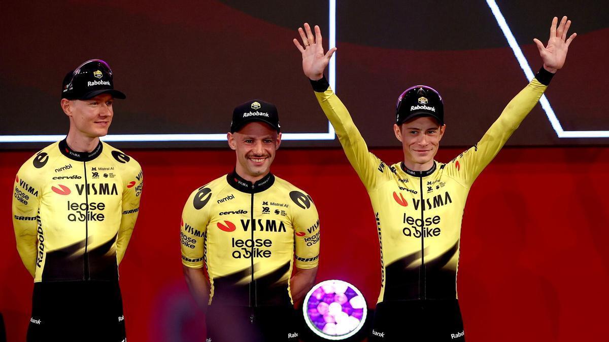 El ciclista danés Jonas Vingegaard (dch) saluda durante la presentación del Team Visma | Lease a Bike en la 109 edición del Giro de Italia en Burgas, Bulgaria