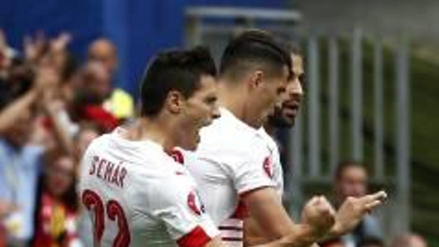 Suiza gana a la novata Albania con un gol de Schar en el duelo entre hermanos